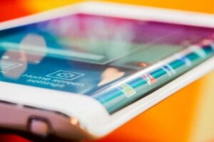 Smartphone Layar Curved — Ditinggal Samsung, Jadi Rebutan Brand Midrange Smartphone Layar Curved — Ditinggal Samsung, Jadi Rebutan Brand Midrange