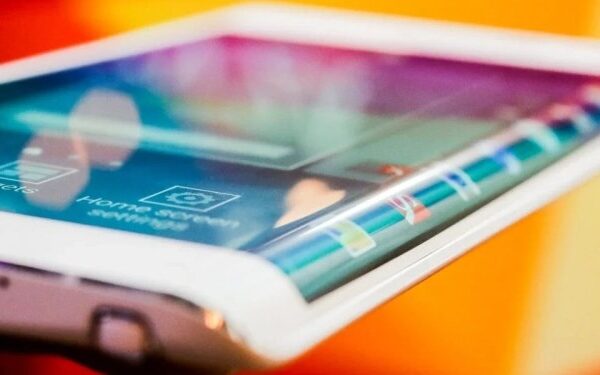 Smartphone Layar Curved — Ditinggal Samsung, Jadi Rebutan Brand Midrange Smartphone Layar Curved — Ditinggal Samsung, Jadi Rebutan Brand Midrange